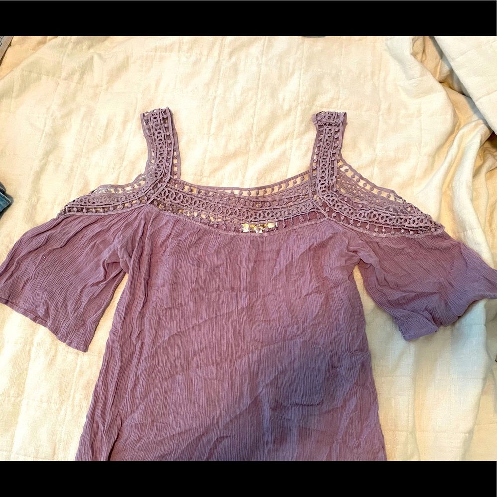 Andreé by Unit Peekaboo Shoulder Lavender Blouse